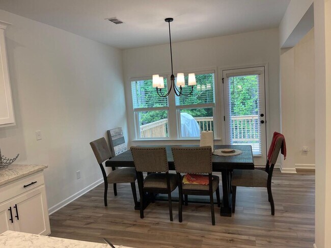 Building Photo - 632 Gilles Ln