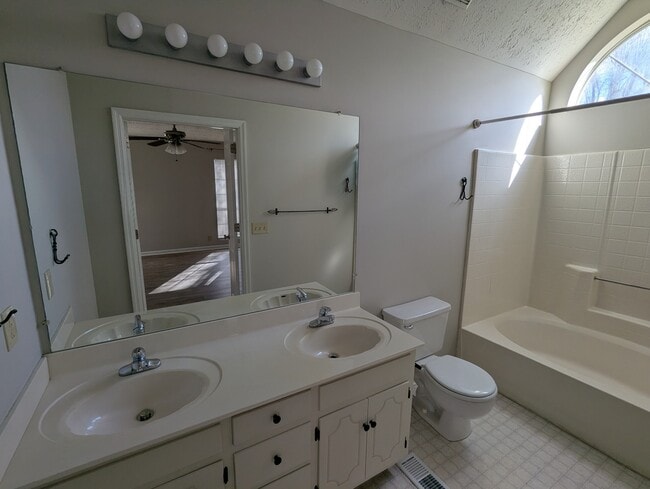 Building Photo - 1403 Cedardale Ct