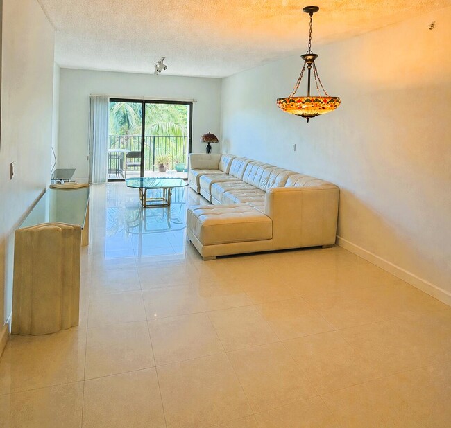 Building Photo - 2105 Lavers Cir