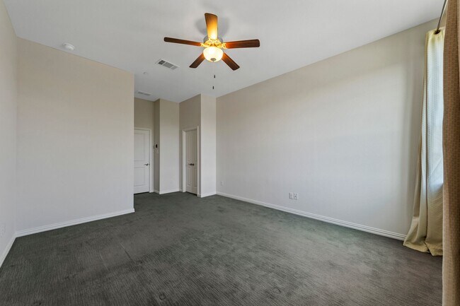 Building Photo - Luxury Townhouse