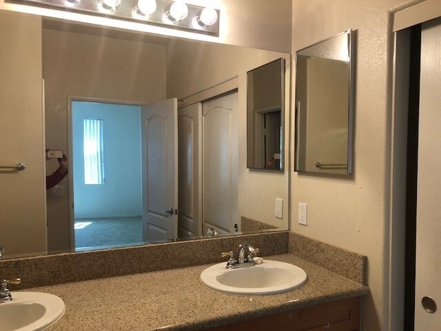 Building Photo - Savannah Terrace 2 BR, 2 BA Unit In Sabre Springs