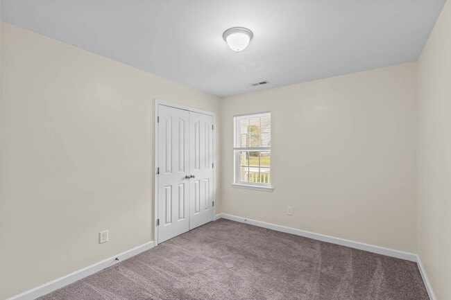 Building Photo - 3 Bedroom 2 Bathroom Home