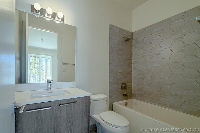 Building Photo - 405 NE 35th Ct