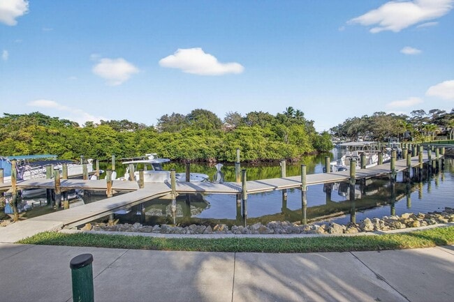 Building Photo - 2320 Treasure Isle Dr