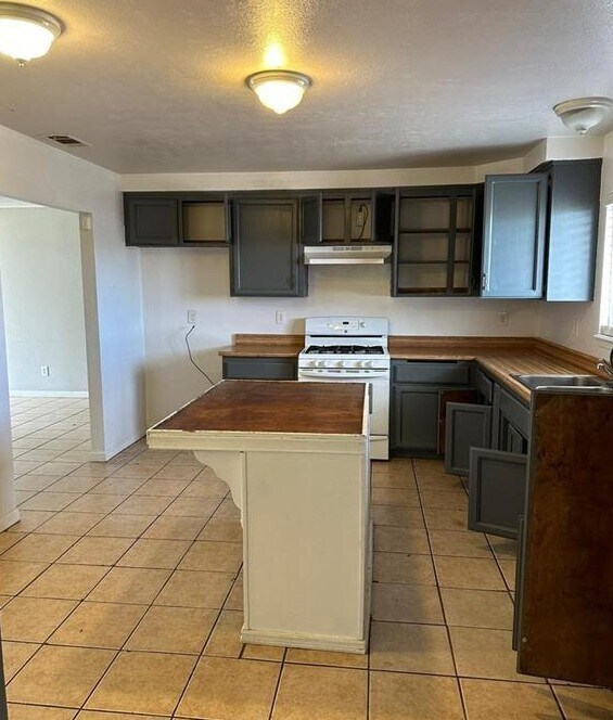 Building Photo - 9470 Peach Ave