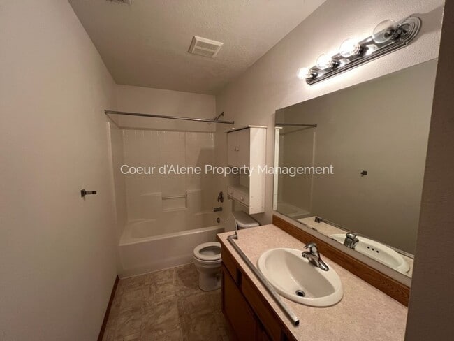 Building Photo - 2 bed, 1.5 bath townhouse
