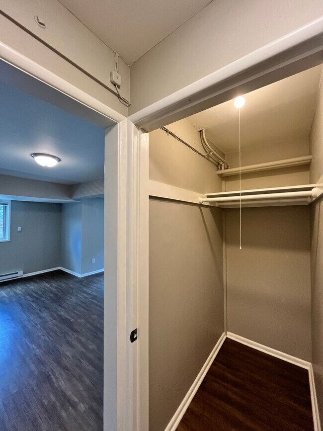 Building Photo - Stunning / Extra Large 1-Bedroom! Faux Hardwood Floors, Washer & Dryer, Stainless Appliances & Pe...