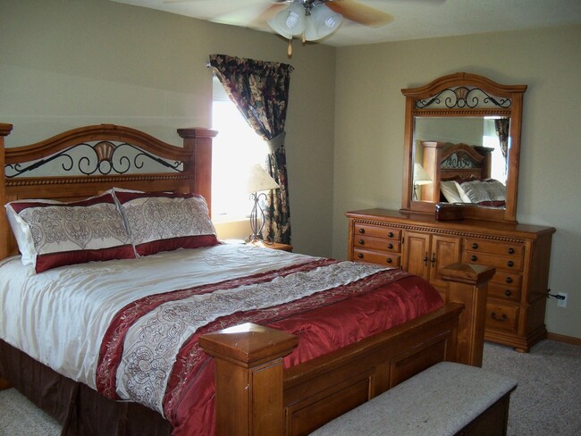 Building Photo - 4 BED | 3 BATH | TRI-LEVEL | DOUBLE GARAGE...