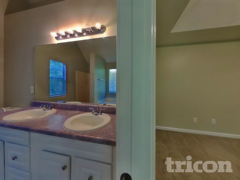 Building Photo - 538 Grove Pointe Ct