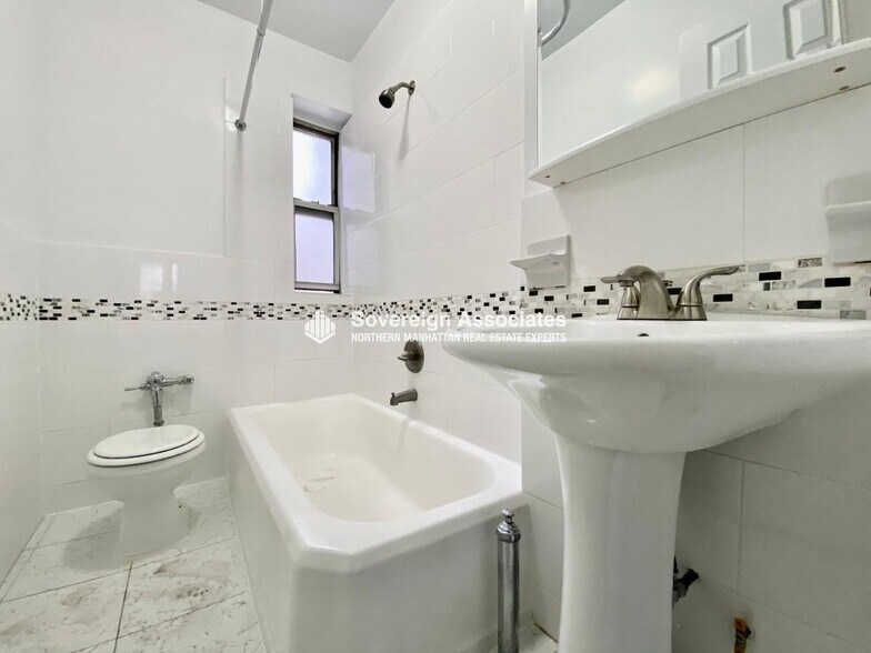 Building Photo - 100 Bennett Ave