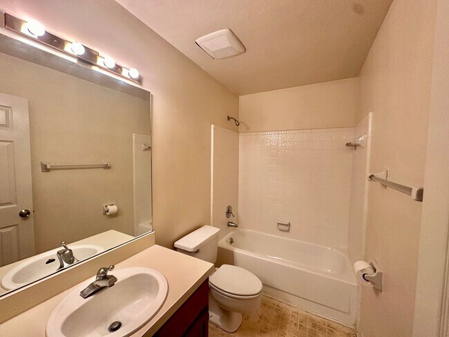Building Photo - Spacious 3-Bedroom Townhome in Highly Soug...
