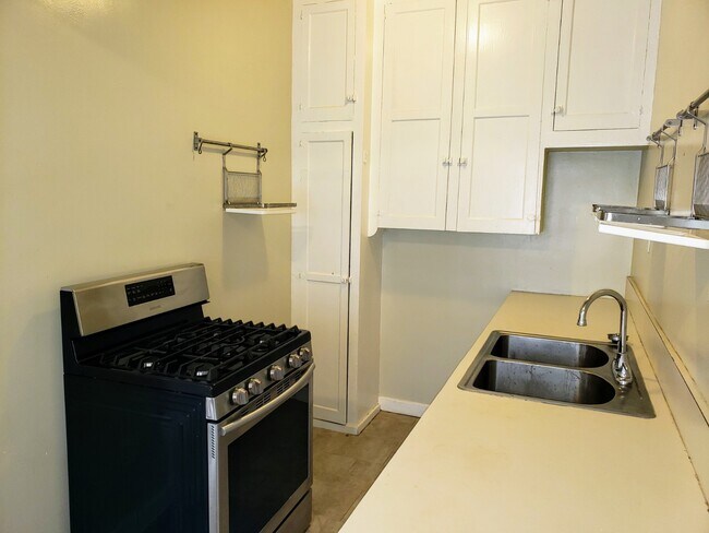 Building Photo - 723 E 3rd St