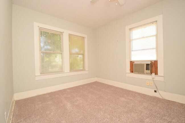 Building Photo - North Loop Gem! - Available April