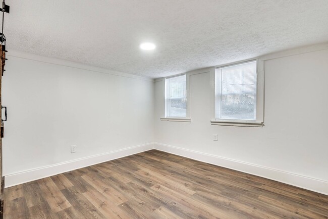 Building Photo - Newly Renovated 2bd/1ba Apt Unit at Charmi...