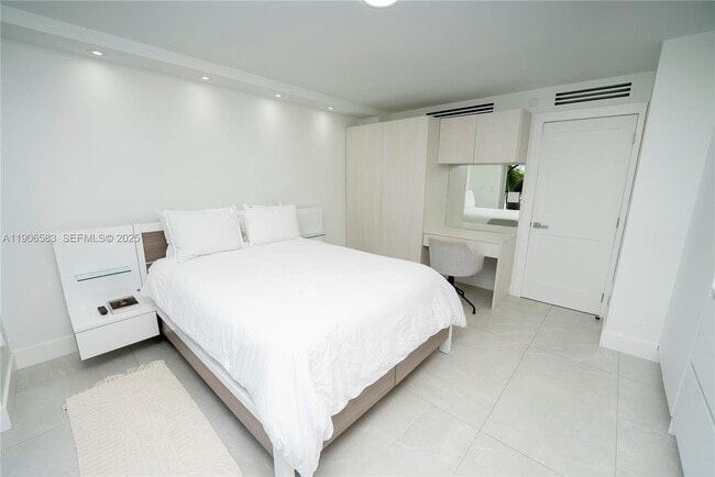 Building Photo - 881 Ocean Dr