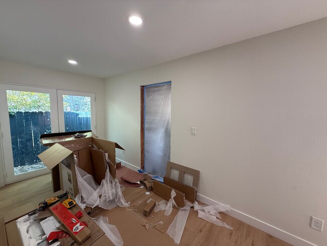 Building Photo - BRAND NEW REMODEL (2026) - Large 7 Bedroom House on Faber