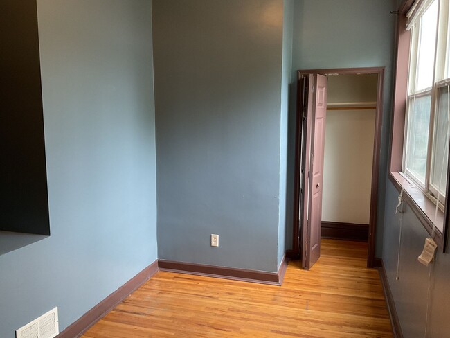 Building Photo - 512 Beaumont St E