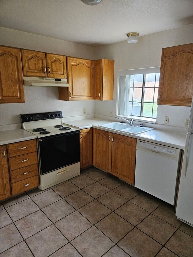 Building Photo - 2 bedroom, 1 bath apartment available in North Orem