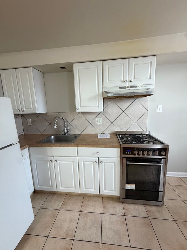 Building Photo - 2655 S 66th St