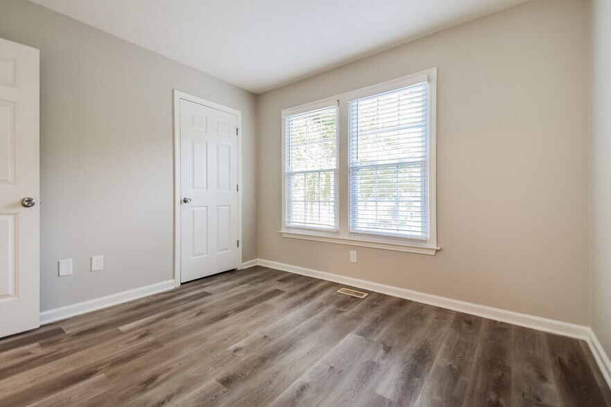 Building Photo - 547 Riverbirch Trce
