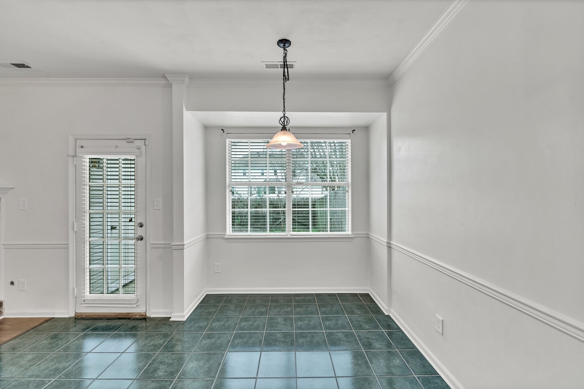 Building Photo - 518 S Lake Cir