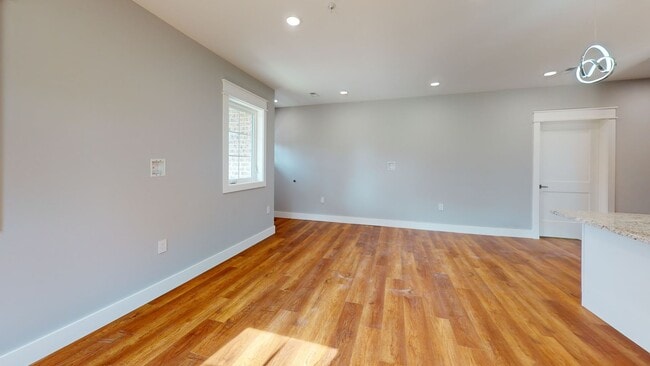 Building Photo - 4BR/4BA Unit #101 in 14 BR Triplex | UTK O...