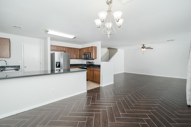 Building Photo - 4 bed, 2.5 bath, 2,251 sqft