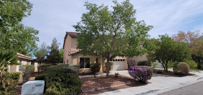 Building Photo - Beautiful former Model Home located near S...