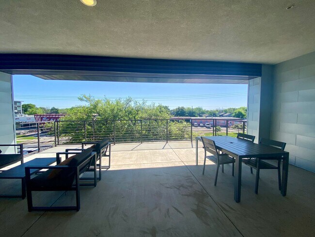 Building Photo - Beautiful Condo - North Burnet Road!