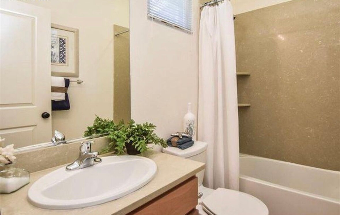 Full hall bathroom with tub - 170 N N St