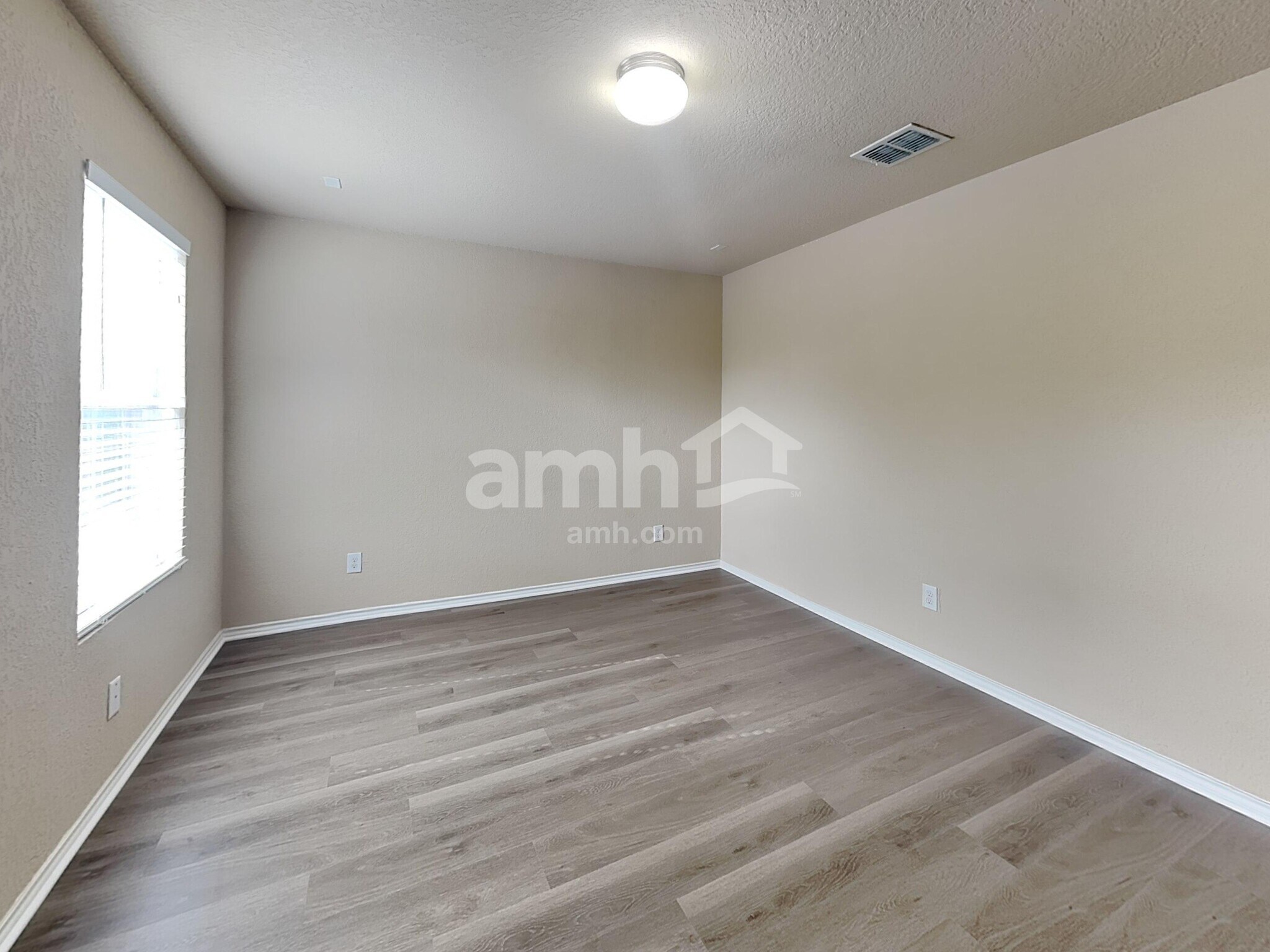 Building Photo - 9811 Rainbow Crk