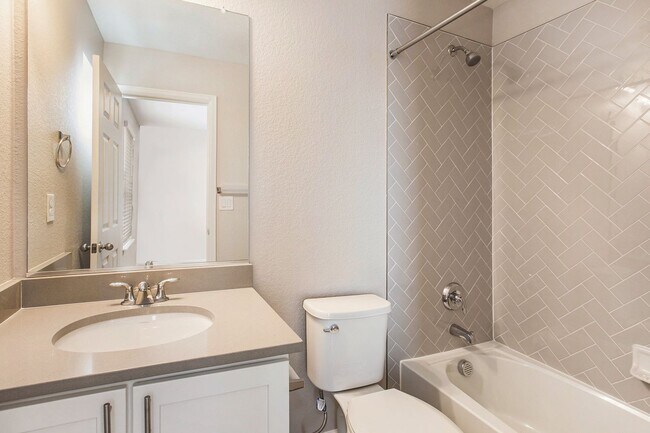 Building Photo - Beautiful 2 Bed 2 1/2 Townhome in Virginia Village