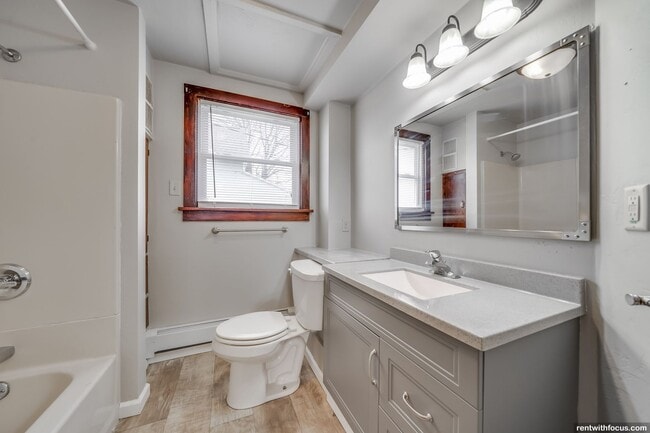 Building Photo - 211 Oak St