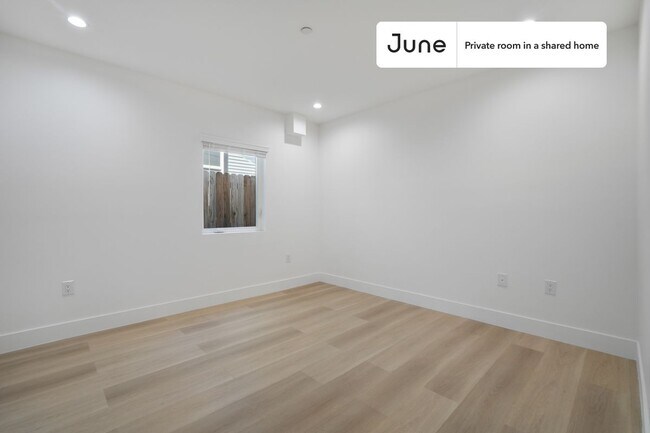 Building Photo - Room in Shared 3 bed/2 bath home