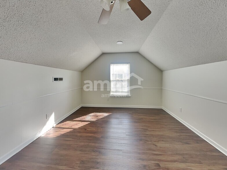 Building Photo - 11 Candor Pl