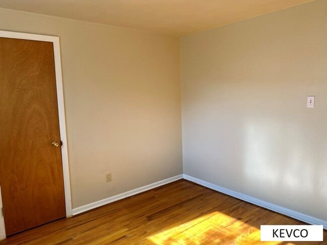 Building Photo - Charming House in Campus West!