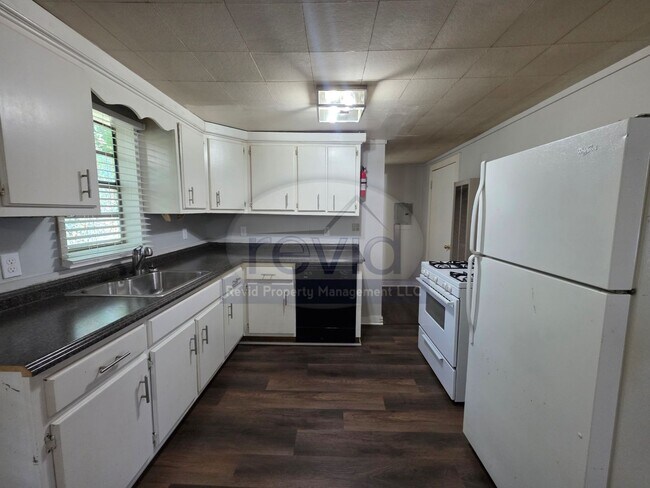 Building Photo - Great 2 Bedroom Apartment in Midtown!