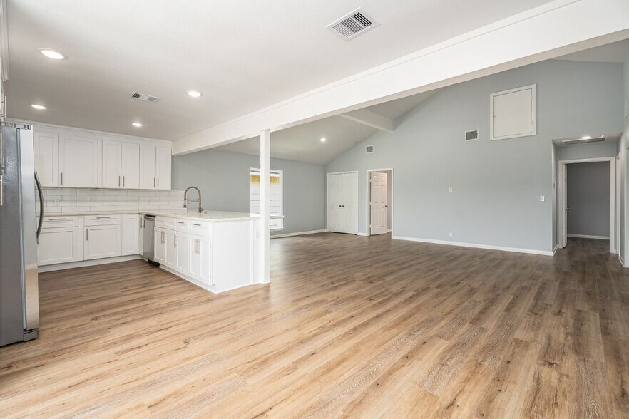 Building Photo - 901 Bonita Dr