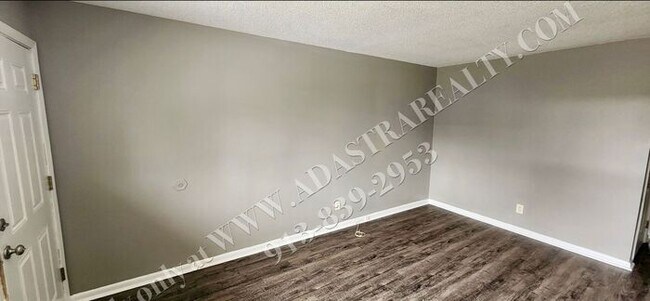 Building Photo - Cozy 2 Bed 1 Bath Duplex in KCK-Available NOW!!
