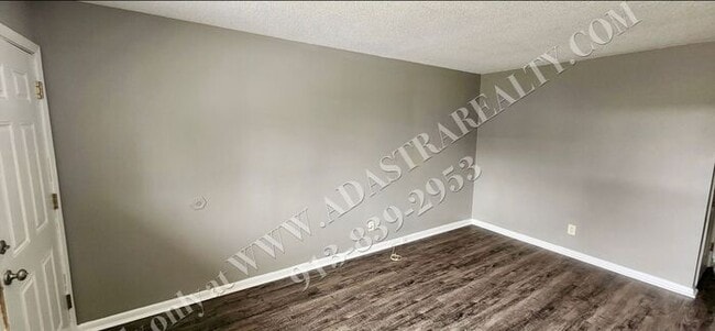 Building Photo - MOVE IN SPECIAL!! Cozy 2 Bed 1 Bath Duplex in KCK-Available NOW!! MOVE IN SPECIAL $400 OFF 2nd Mo...