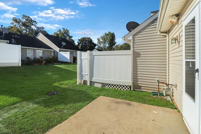 Building Photo - Light and bright 3 bedroom 2 bath townhome...