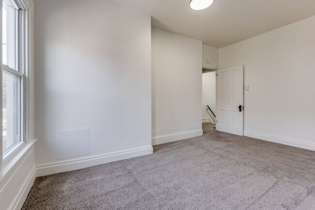 Building Photo - AVAILABLE NOW - Beautifully RENOVATED 3 Bedroom Home w/ TONS of Natural Light!