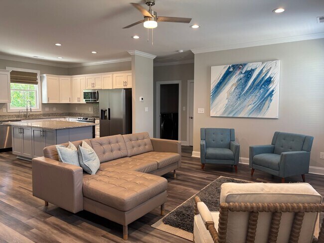 Building Photo - New home in Pine Knoll Shores