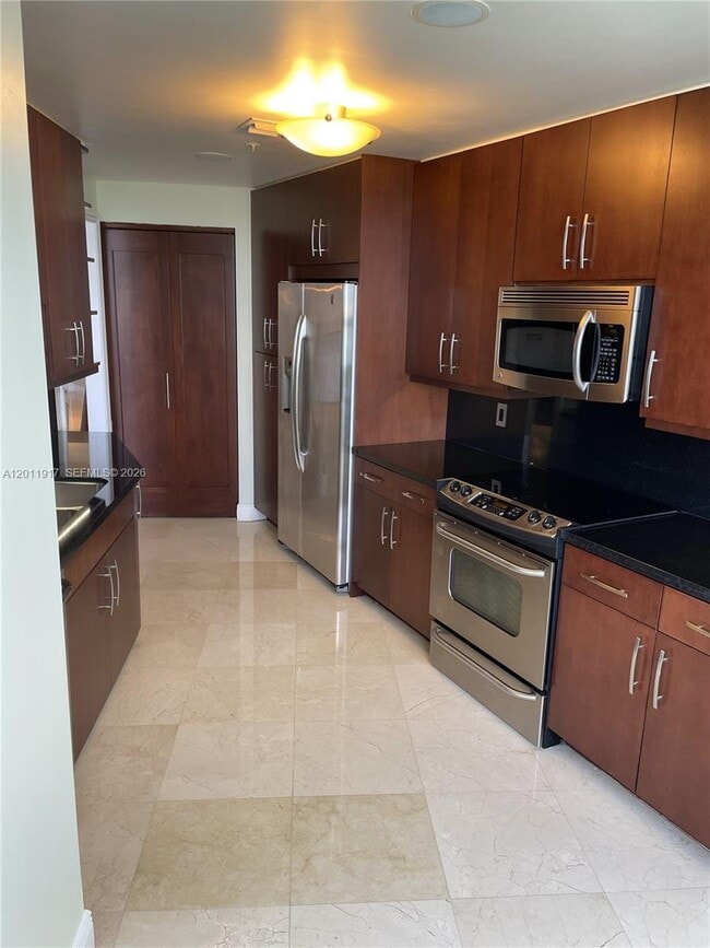 Building Photo - 848 Brickell Key Dr