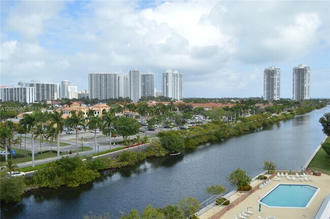 Building Photo - 3401 N Country Club Dr