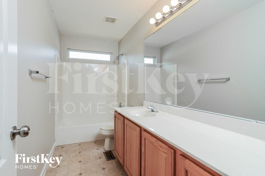 Building Photo - 107 Trailing Oak Ct