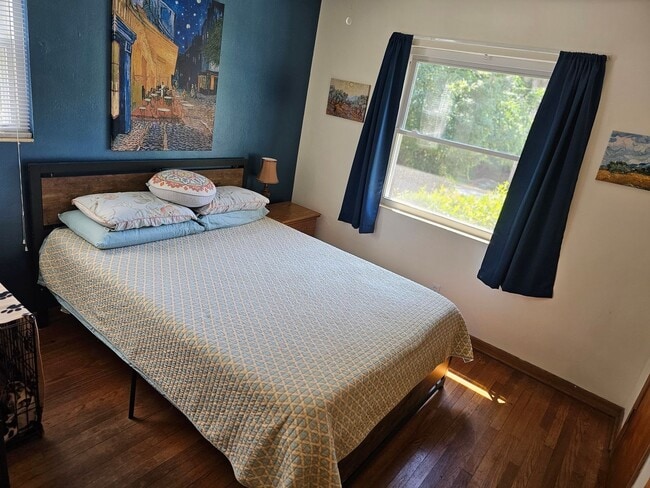 Building Photo - Charming Duplex Unit In Franklin Park