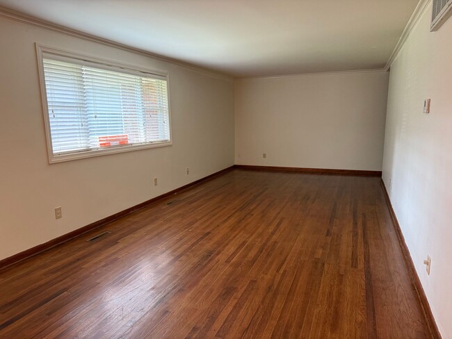 Building Photo - Charming 3BR 1 BA Home with Renovated Kitchen & In-unit Laundry in Worthington