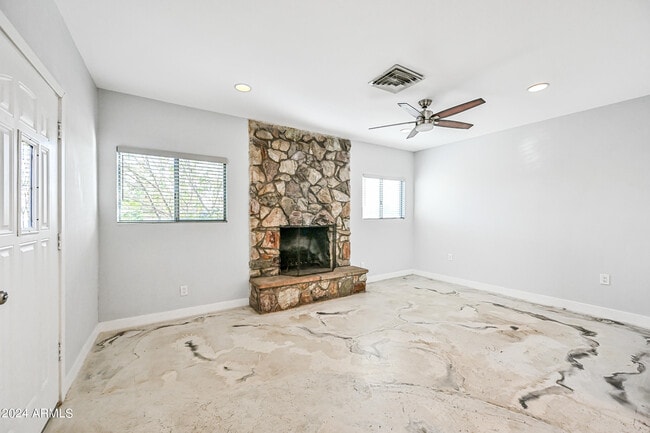 Building Photo - 1850 W Glenrosa Ave