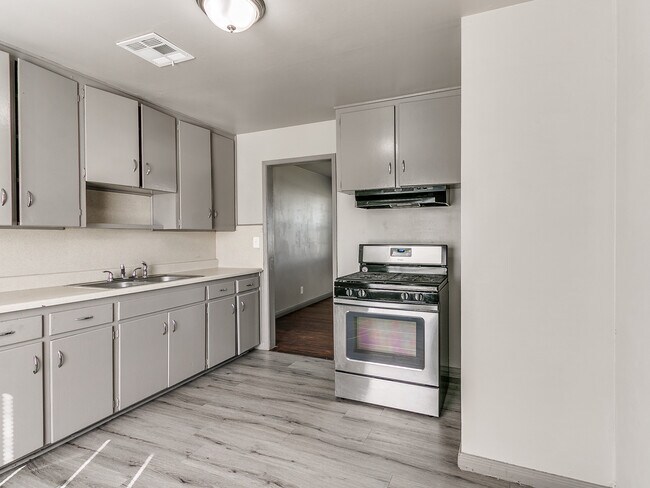 Building Photo - 302 Russell Dr